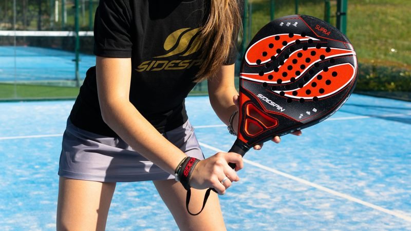 Raquette de padel et balles sur court - comparatif meilleures raquettes padel 2026
