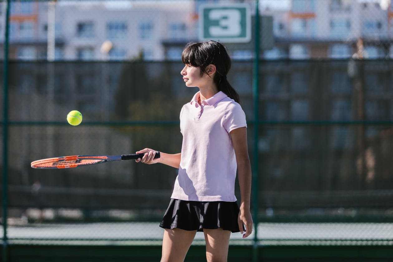 Raquette de tennis et balle en gros plan - meilleur rapport qualité-prix 2026